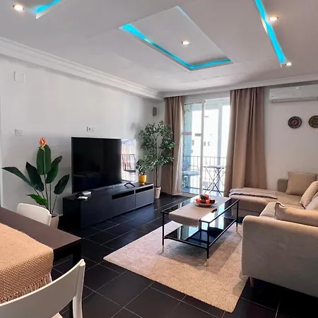 Apartment Cool, Modern And Snug 3br Peachy Malaga
