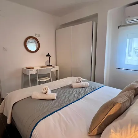 Cool, Modern And Snug 3br Peachy Apartment