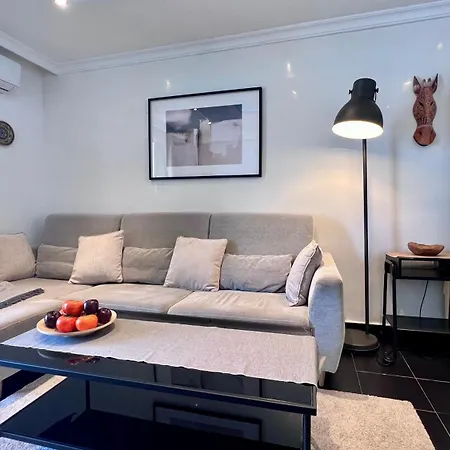 Cool, Modern And Snug 3br Peachy Apartment Malaga
