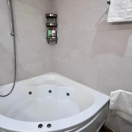 Cool, Modern And Snug 3br Peachy Apartment