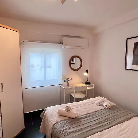 Cool, Modern And Snug 3br Peachy Apartment Malaga