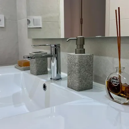 Apartment Cool, Modern And Snug 3br Peachy Malaga