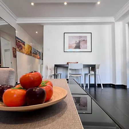Cool, Modern And Snug 3br Peachy Apartment Malaga