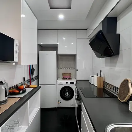 Apartment Cool, Modern And Snug 3br Peachy