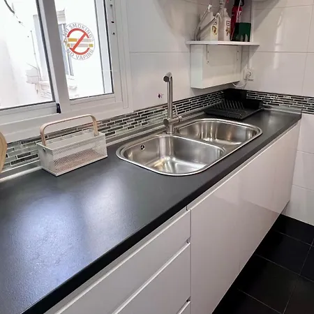 Cool, Modern And Snug 3br Peachy Apartment *