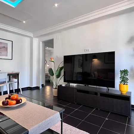 Apartment Cool, Modern And Snug 3br Peachy *